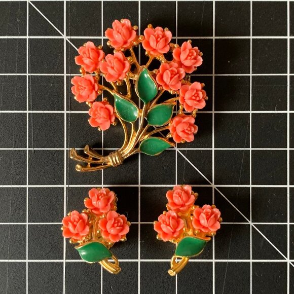 Lucite Rose Brooch and Clip On Earrings Set - Picture 1 of 2